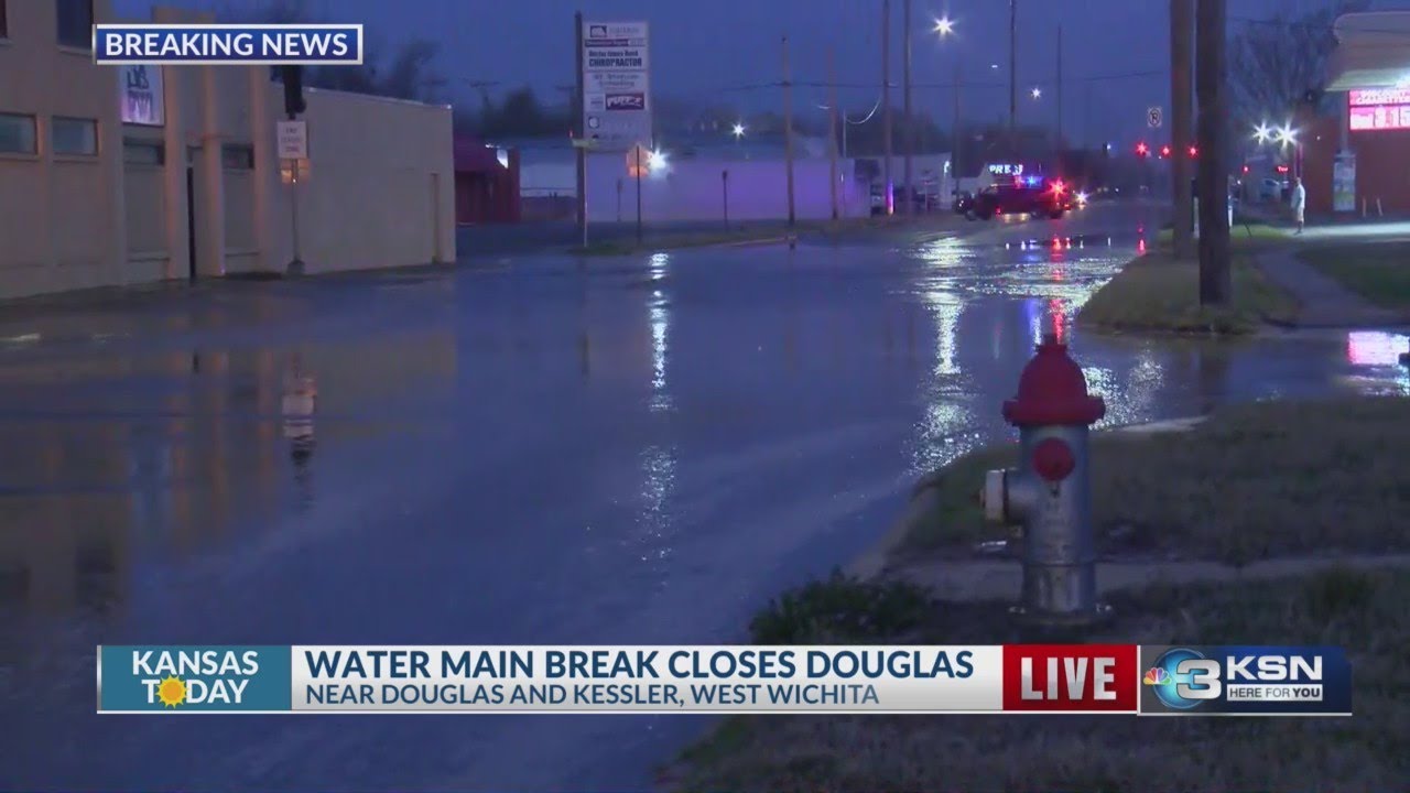 Water main break closes busy Wichita street - YouTube