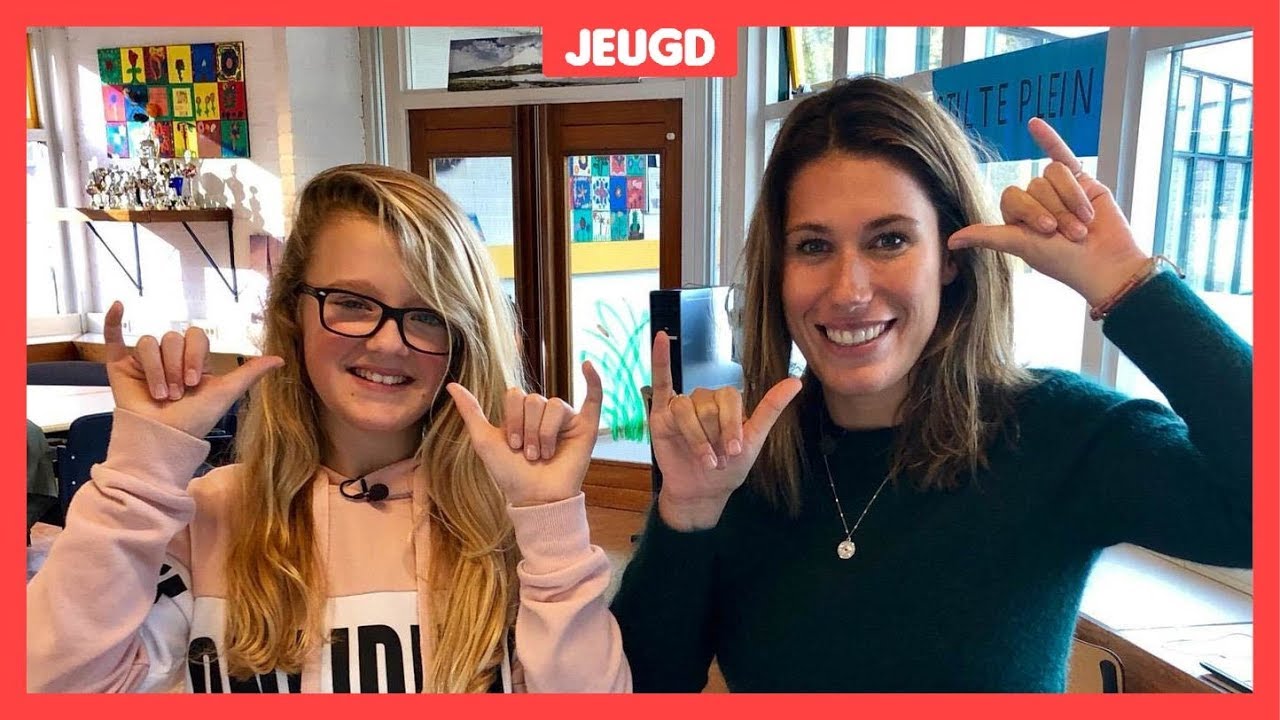 Annelies zit in een app met gebarentaal