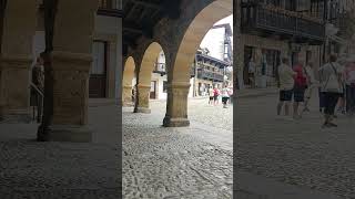 SOPORTAL PRECIOSO EN COMILLAS UN SEÑOR DESCANSA DE UNA POSTURA EXTRAÑA #cantabria #comillas #shorts