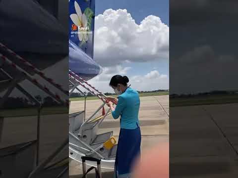 Cara pramugari membuka tangga pesawat