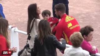 Sergio Ramos ,Iniesta y Juanfran con sus hijos durante el entrenamiento