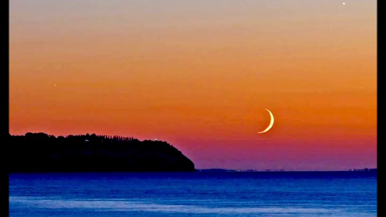 Луна взошла светло. Ночное море. Луна и море. Молодая Луна. Месяц на небе.