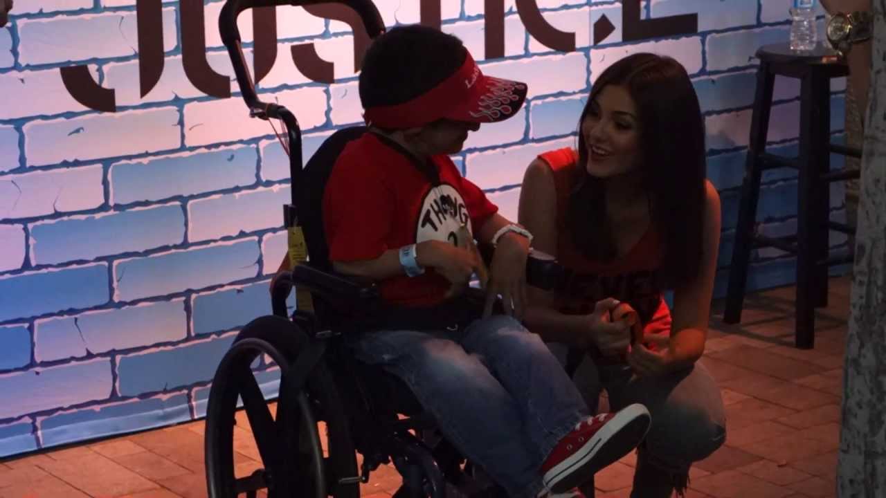 Victoria Justice - Meet & Greet - Gibson Amphitheatre