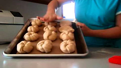 How to make hamburger buns that look like Kaiser r...