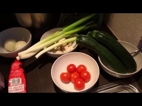 Veganes gesundes Quinoa Rezept: Leckere Gemüsepfanne mit Quinoa, Paprika, Zucchini, Tomaten und Cash. 