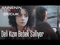 Deli kızın bebek sallıyor - Annenin Sırrıdır Çocuk