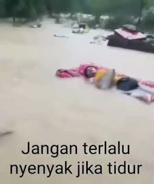 korban banjir || lagi tidur nyenyak kasur terbawa arus