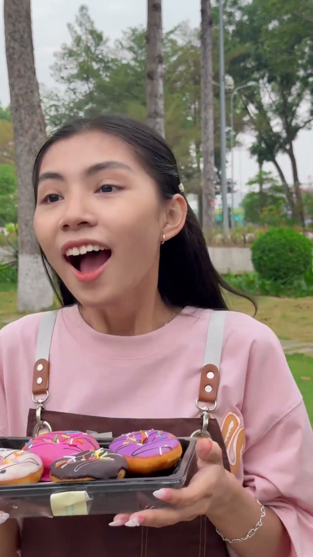 LNF - Anh cảnh sát thích ăn bánh donut ? || Police and donut sale lady ??? #shorts