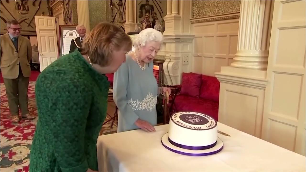 Queen Elizabeth cuts cake to mark 70 years of rule YouTube
