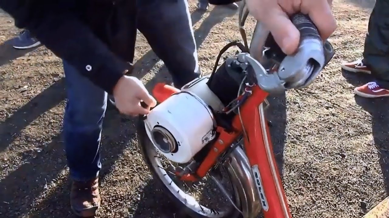 SOLEX] A scene of a Daihatsu Solex being rope-started at the 