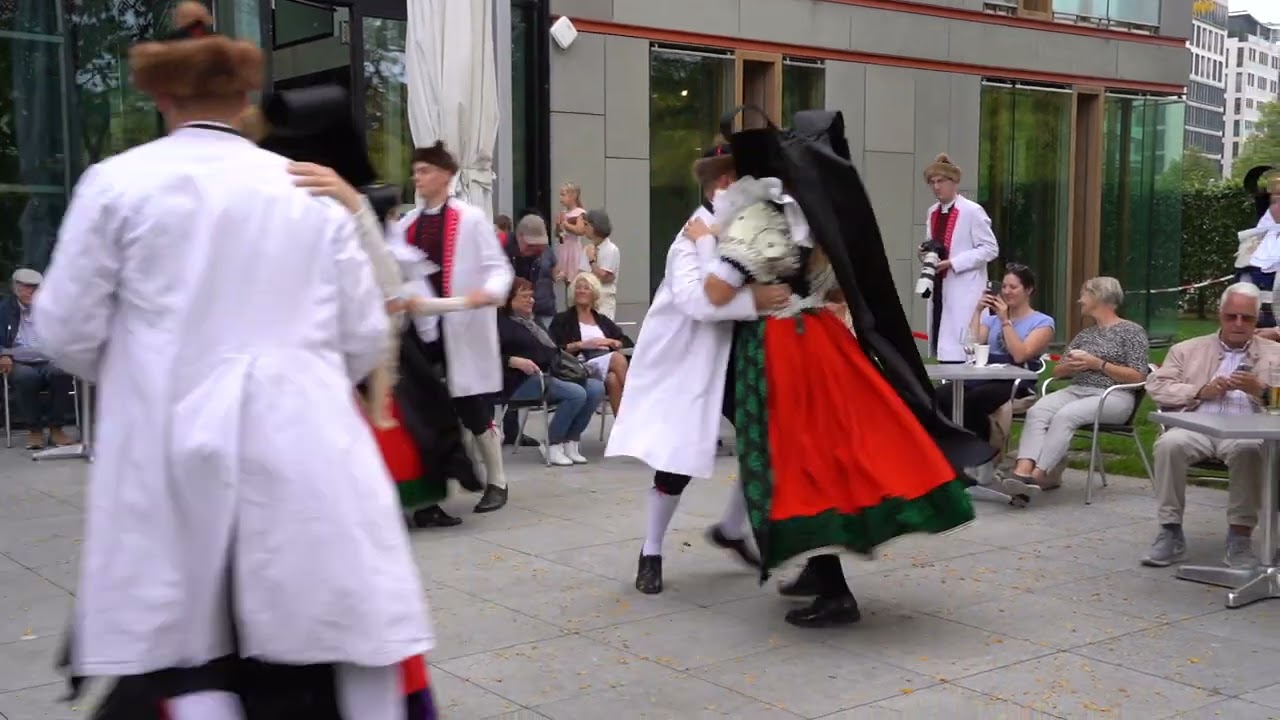 Tanz in Bückeburger Festtagstracht 3.10.2023 Tag der offenen Tür Niedersächsische Landesvertretung 1
