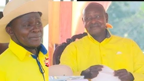 PRESIDENT MUSEVINI HUGS COMEDIAN TEACHER MPAMIRE AT AN EVENT