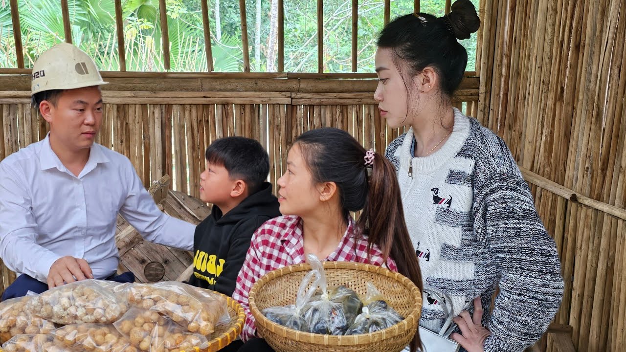 While selling goods at the market, Phuong was completely unaware of the secretary's cunning.