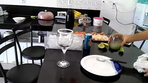 Como grudar o sal na taça?