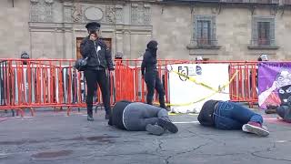 Colectivas realizan performance frente a Palacio Nacional para exigir la libertad de Karla y Magda