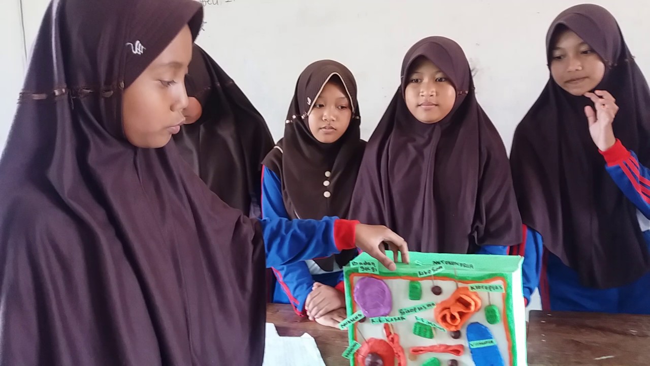 Karya siswa kelas 7 SMPN 1 Bumiayu membuat model Sel  