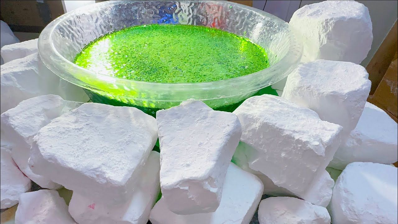 The crispy gym chalk falls into the water, rustling softly—it’s so anxiety-relieving, perfect ASMR.