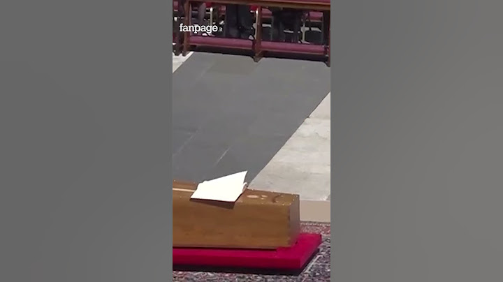 Il vento sfoglia il Vangelo sulla bara di Papa Francesco