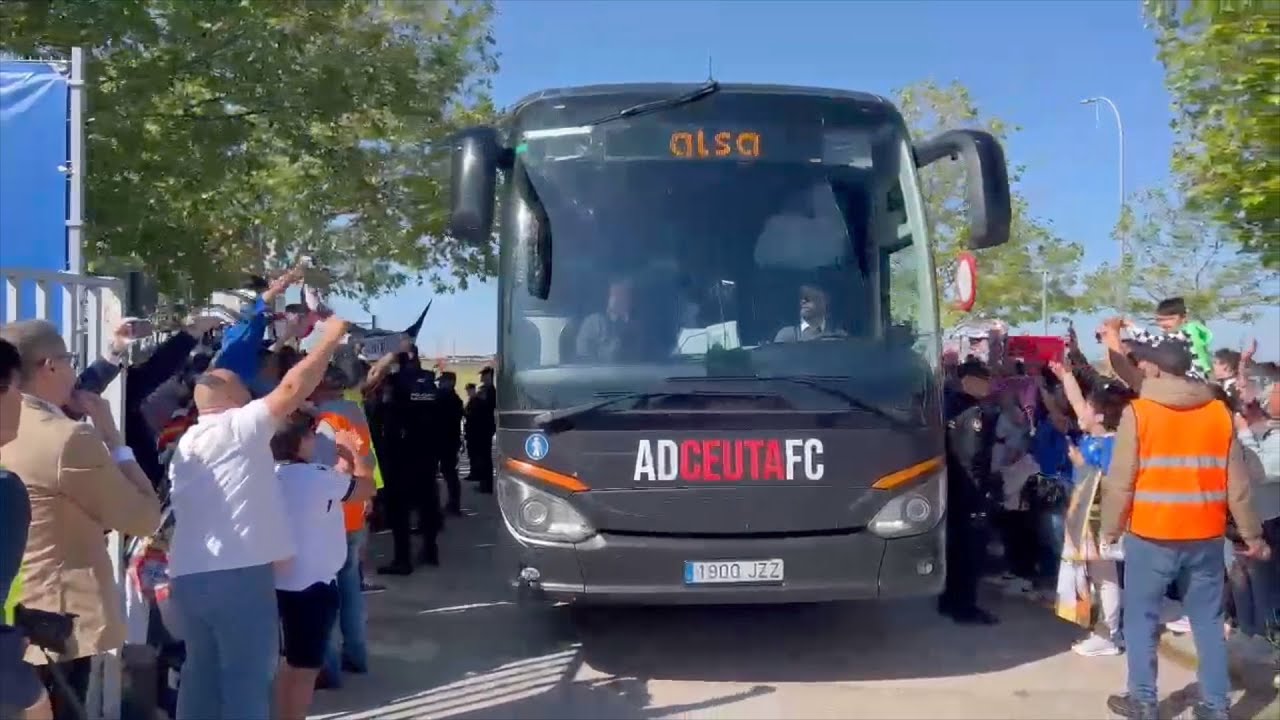 La afición del Ceuta arropa al equipo en el partido más importante