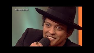 Video thumbnail of "Bruno Mars bewertet Stefans Gesang - TV total"