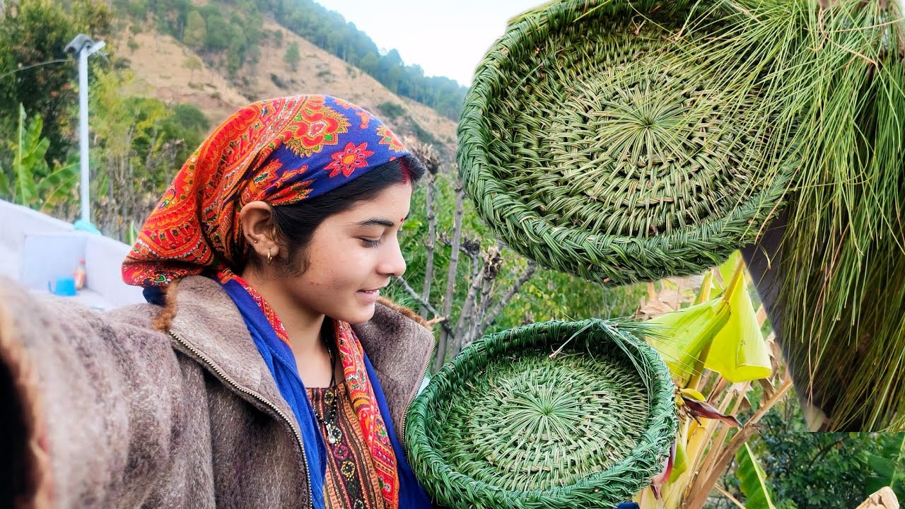 सोचा नहीं था पहली बारी में ही इतनी अच्छी पिरूल की टोकरी बनेगी  ||Pahadi LifestyleVlog ||RachuVlogs||