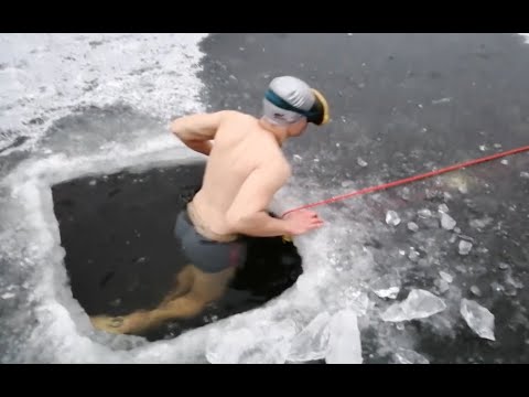 Подводный хоккей подо льдом