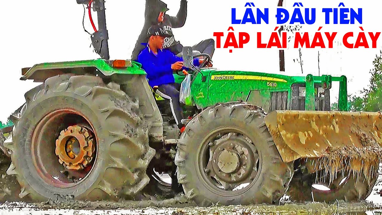 Молодые водители впервые за рулем трактора John Deere 5610