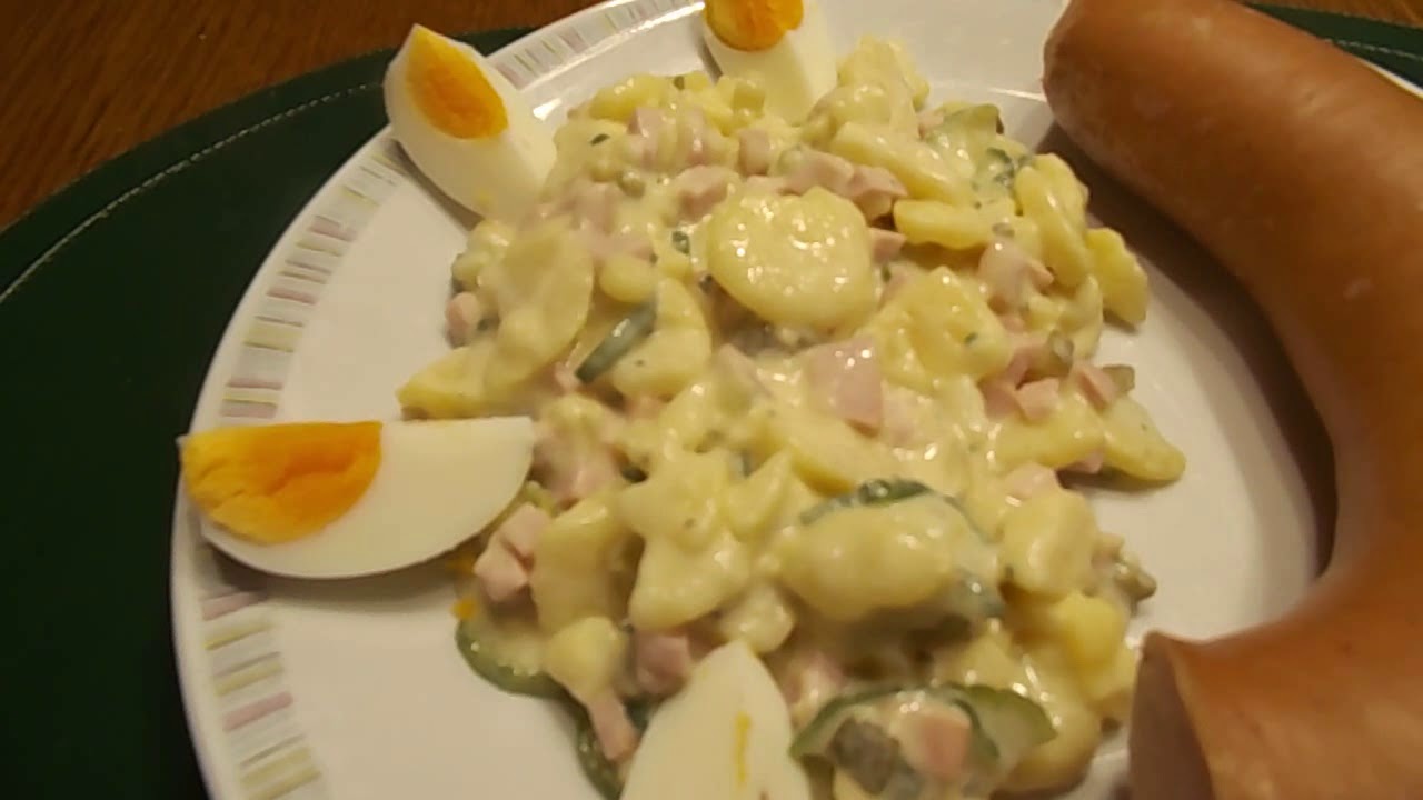 Selbstgemachter Kartoffelsalat mit Salatgurken, dazu warme Fleischwurst ... Selbstgemachter Kartoffelsalat mit Salatgurken, dazu warme Fleischwurst ...