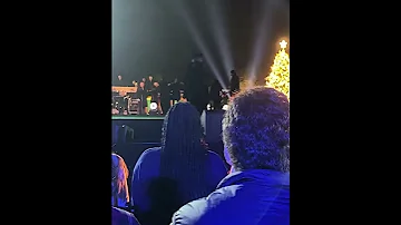 Shania Twain Performs Santa Claus Is Coming To Town 