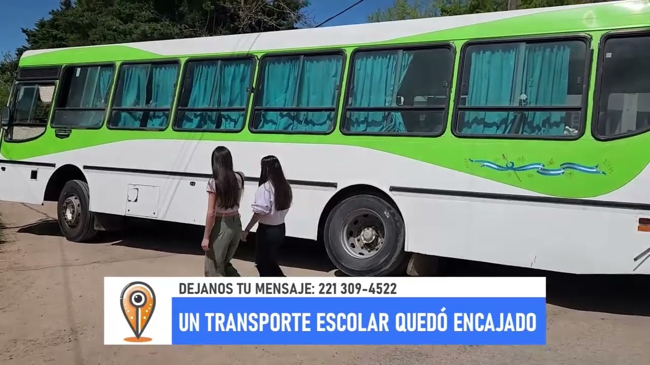 Un micro escolar y un auto quedaron atascados por una obra en Sicardi. El HÉROE DE LA JORNADA