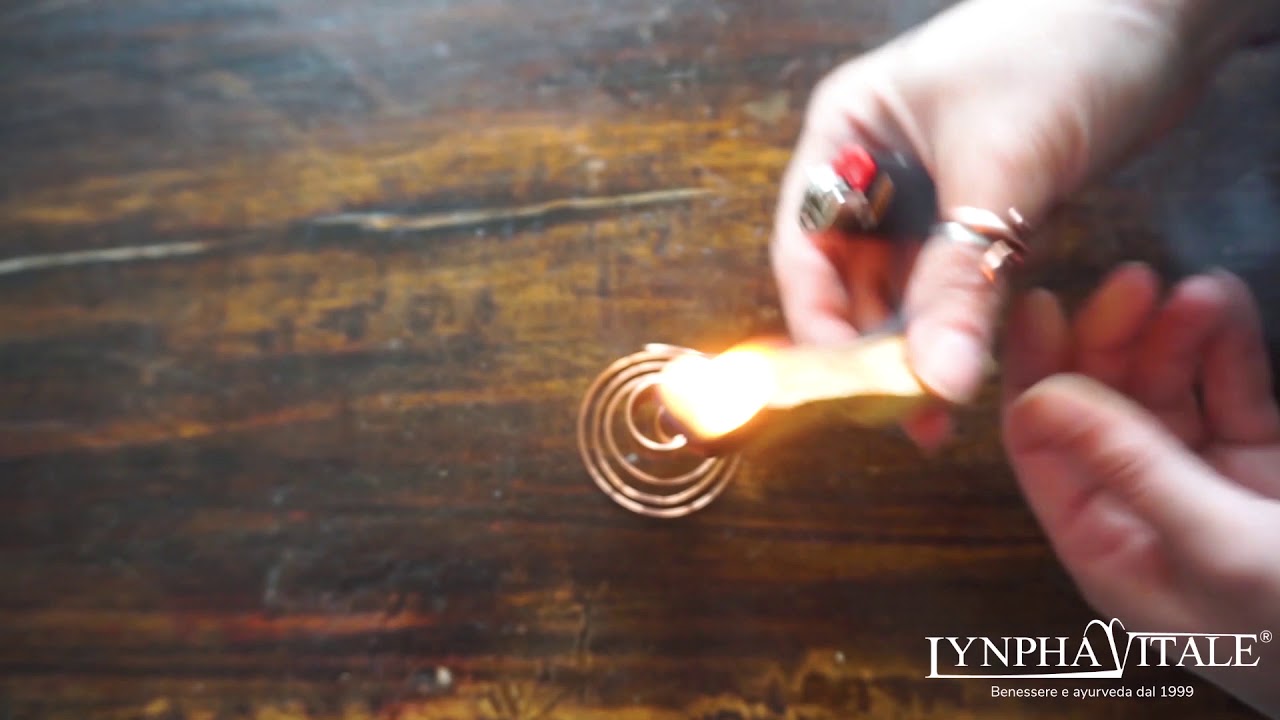 Come si brucia il paletto di Palo Santo - YouTube