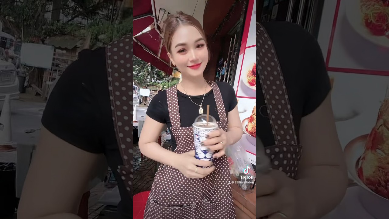 Famous Coffee Lady Bangkok Thailand - Thai Street Food Ploysai Coffee