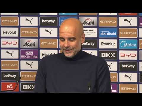 Pep Guardiola entonne un chant de supporters de West Ham United avant la visite d'Arsenal.