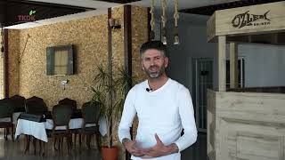 Göl Manzaralı Restoranında Müşterilerine Hizmet Veriyor.