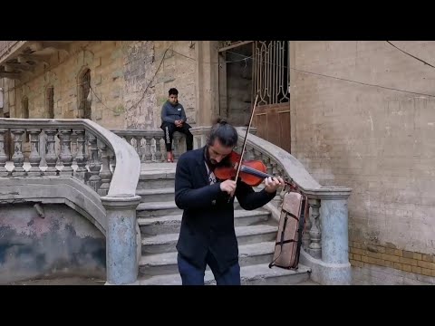 شاهد عازف يقدم مقطوعات عالمية على الكمان بشارع الرشيد في بغداد