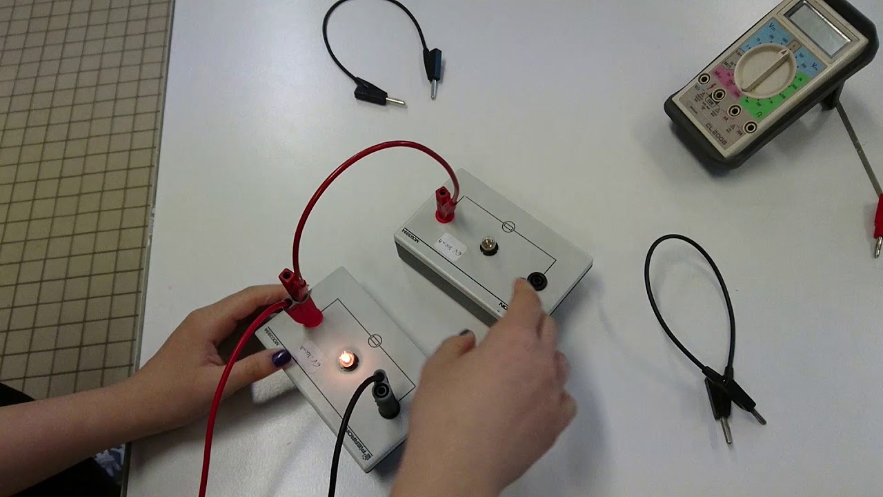 Mesure d'une tension(Voltmètre) dans un circuit en dérivation. YouTube