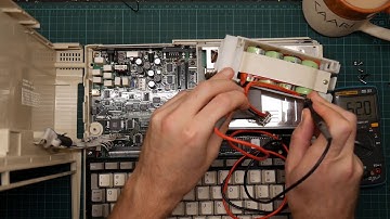 Hjalfi changes the battery on a Toshiba T1000