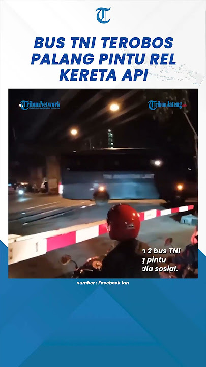 Detik-detik Bus Dinas TNI AL Terobos Palang Rel Nyaris Tertabrak Kereta