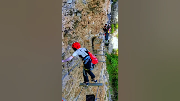 Hanging plank road in Zhangjiajie, Hunan Province#shorts - DayDayNews