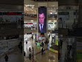 На рекламном стенде в ТРЦ VEFA показывают ролик с Садыром Жапаровым
