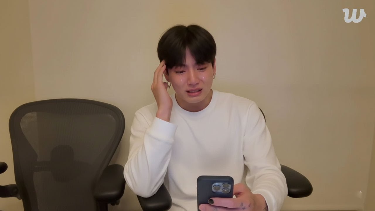 В прямом эфире🔴Чонгук заплакал, услышав голос своей матери в прямом эфире на Weverse.