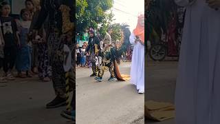 karnaval kontum lucu jadi sorotan sekitar.