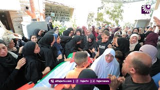 بالدموع .. عائلة الشهيد عبدالرحمن ابو ذغش  الذي ارتقى في مخيم نور شمس تلقي عليه نظرة الوداع