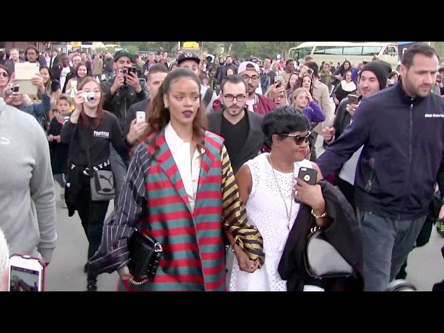 RIHANNA LAUNCHES FENTY WITH BERNARD ARNAULT IN PARIS - Vidéo