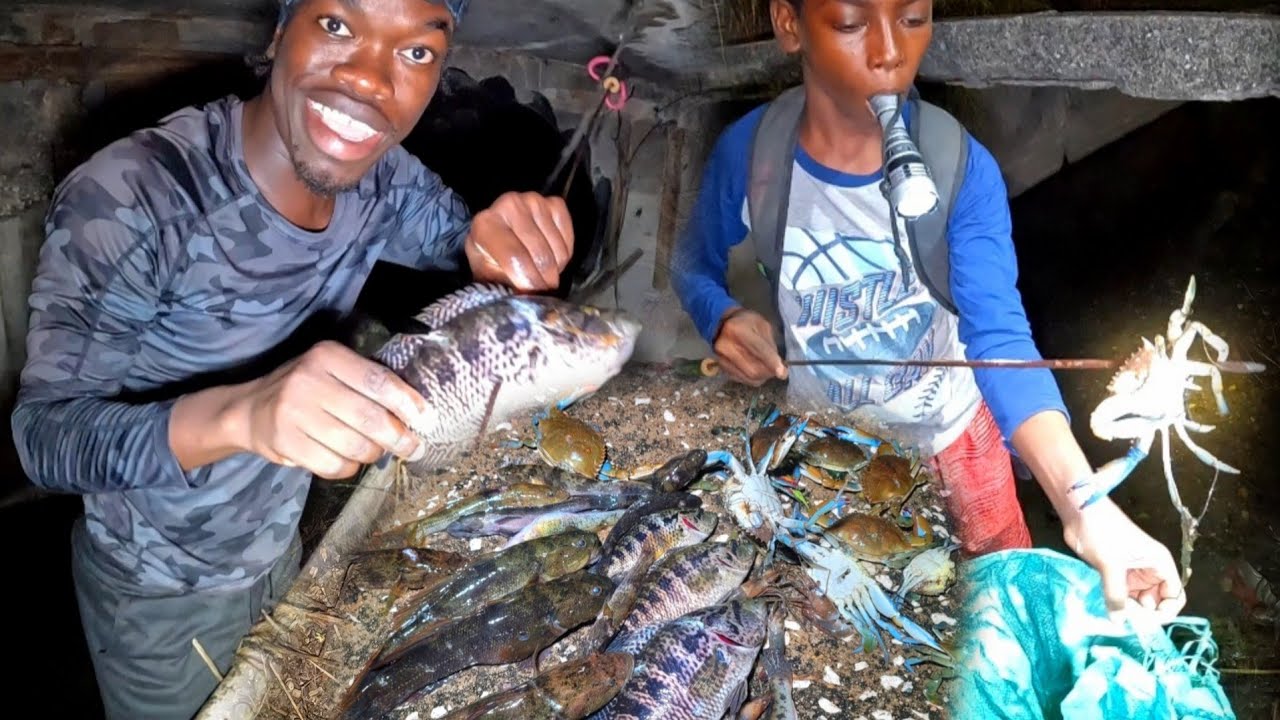 Ночная охота под землей на африканскую тилапию + странного вида грязевую рыбу | Catch Clean – Cook