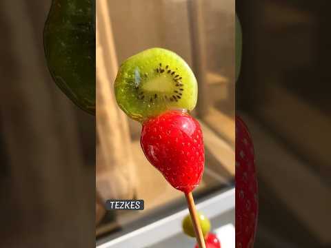 Видео: Фрукты в стекле за 5 секунд 🍓🫐🍏 #фруктывстекле #тезкес #кулинария #клубникавшоколаде