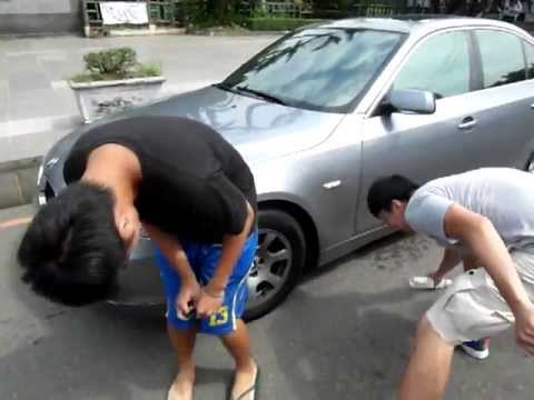 阿猴怒搥小光後拖鞋壞掉