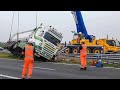 BERGING : Vrachtwagen op zijn kant op snelweg (Scania R500)  🚛