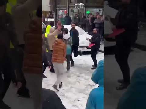 شادی و پایکوبی مردم پس از بارش برف در تبریز