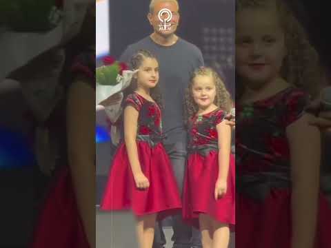 تصرف مفاجئ من الهضبة مع بنتين صعدوا على المسرح